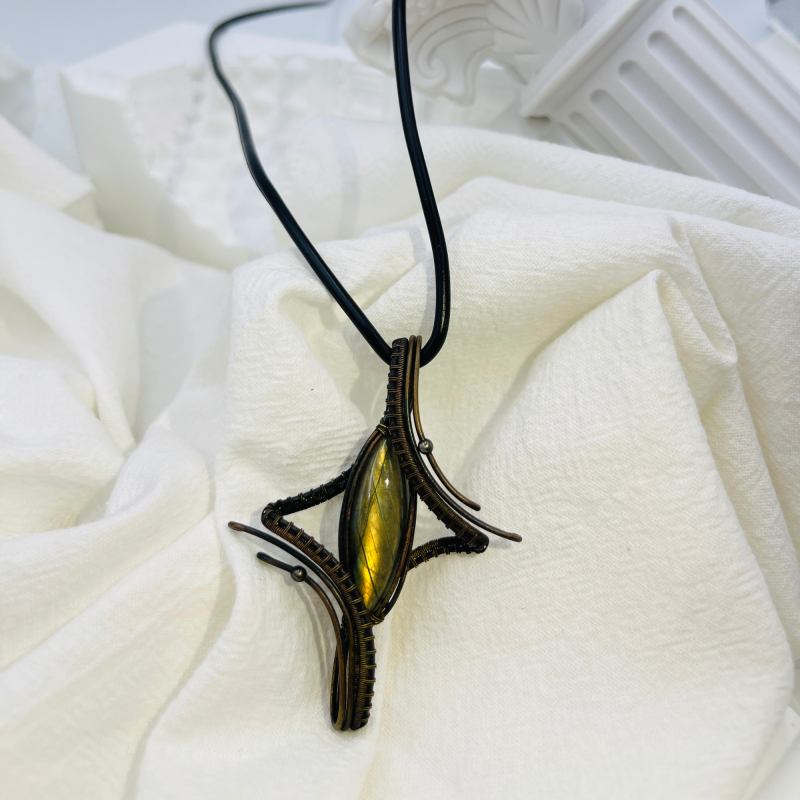 OCEAN BREEZE Labradorite Four-Point Star Pendant | Handmade Copper Wire Jewelry (12.2g)